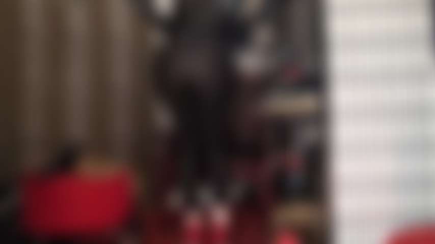 Viciada na bunda perfeita da amante vivian - aproveite essa adoração de bunda, desde leggings de spandex pretas e brilhantes até a bunda nua em uma tanga azul-marinho.