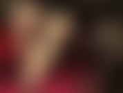 Meia-calça nude, calcinha preta, pernas de nylon sensuais e a vista no meio.