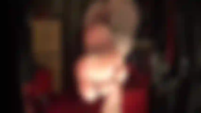 Com bunda nua, calcinha preta, solas dos pés descalças, macias e enrugadas, e dedos sensuais.