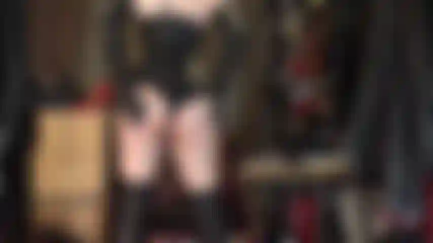 Esta deusa do couro é sua para adorar - luvas longas, botas acima do joelho, espartilho de couro e shorts que complementam o bumbum perfeitamente redondo da senhora vivian.