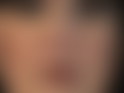 A senhora vivian olha diretamente para a sua alma. Um close extremo do rosto com uma peruca preta.