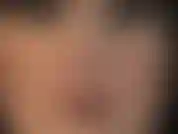 A senhora vivian olha diretamente para a sua alma. Um close extremo do rosto com uma peruca preta.