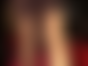 Com pernas e pés de meia-calça cinza brilhante e uma saia de cetim brilhante provocante - a amante exibe suas curvas incríveis com essas meias de náilon brilhantes e saias de seda.