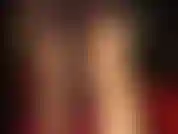 Com pernas e pés de meia-calça cinza brilhante e uma saia de cetim brilhante provocante - a amante exibe suas curvas incríveis com essas meias de náilon brilhantes e saias de seda.