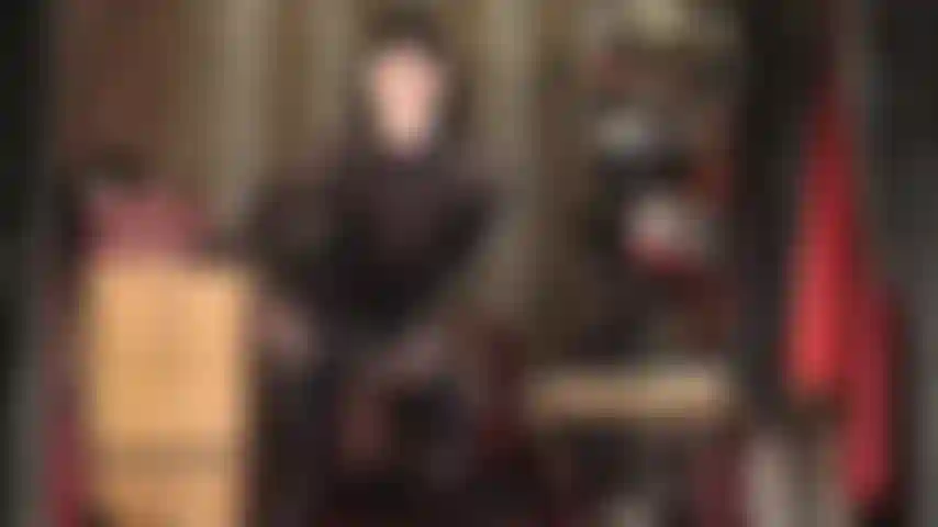 Calcinha de cetim, sua mariquinha - você é louca por calcinhas macias e sedosas. Ah, a sensação e o cheiro das calcinhas usadas da patroa. Vá em frente, cheire-as, sinta-as por toda parte, vista-as e se esfregue.