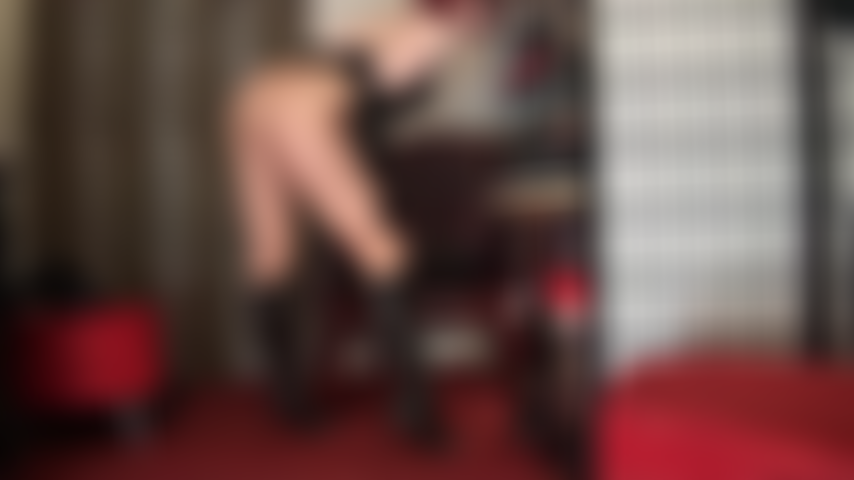 Que provoca amantes de pernas e adoradores de bundas com essa meia-calça bege brilhante e botas de couro preto com tachas até o joelho.