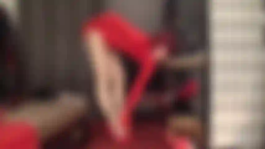 Provocando lenta e sensualmente os pés e as pernas com uma meia-calça nude brilhante. A senhora conhece a sua fraqueza por suas pernas longas e brilhantes, seus pés perfeitos, seus arcos altos...