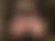 Sedução sensual com adoração de bunda - vestida com camadas de náilon, meia-calça sobre meias, a amante passa os dedos enluvados ao longo de sua bunda perfeita e redonda, de náilon e nua, meia-calça abaixada, em uma minúscula tanga.