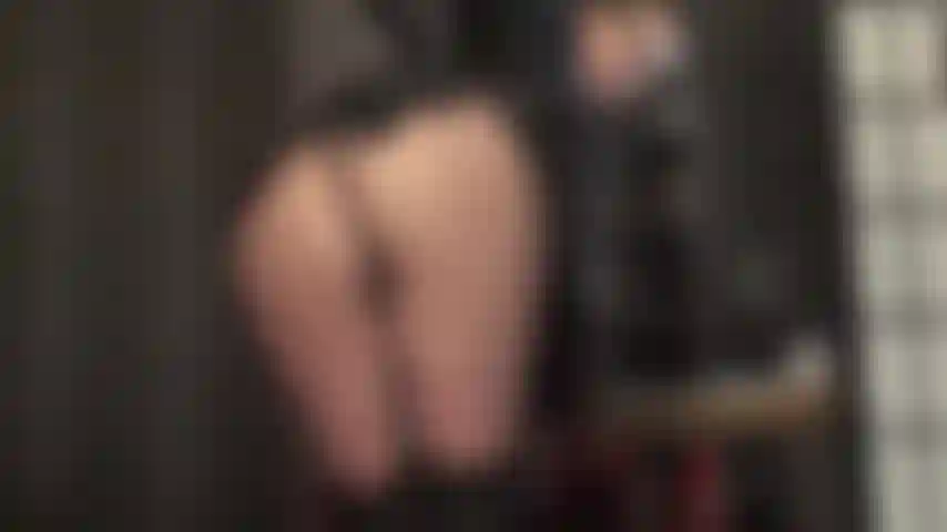 Sentada na cara de meia-calça e couro - cercada pelo cheiro do seu couro quente, a amante abaixa a bunda de meia-calça no seu rosto, seus dedos de couro provocando seu cu.