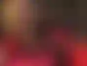 Vistas emocionantes de pernas em meias-calças de rede arrastão sobre meias de náilon brilhantes.