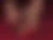 Faço sexo de salto sexy com meia-calça transparente nude e sapatos de salto alto vermelhos brilhantes.