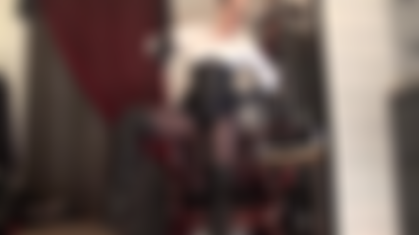 Couro, espartilho, camisa branca de botões, chicote de montaria - a patroa fica tão linda de couro preto, espartilho e camisa branca de botões, balançando seu chicote de montaria. Adore minhas longas botas de couro preto, seja punida pelo meu chicote enquanto tenta se aproximar da minha virilha.