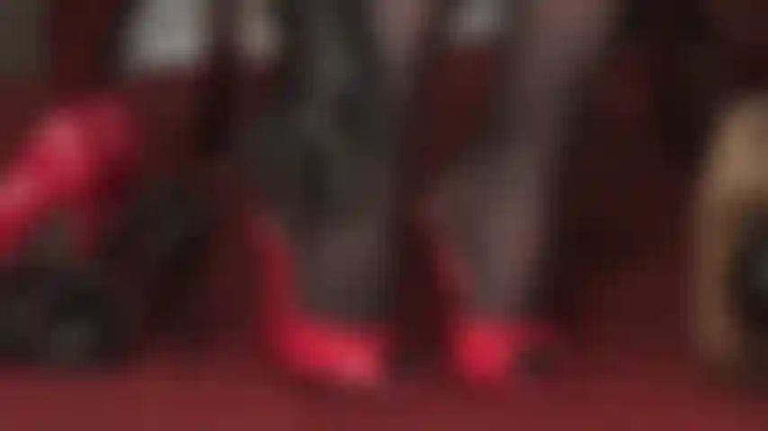 Submissa por pés em castidade - você, minha putinha fraca e peituda, não tem mais liberdade para brincar com o pau que a dona da casa tem. A dona da casa te faz olhar para os calcanhares e pés dela, provocando e atormentando esse seu pintinho tesudo.