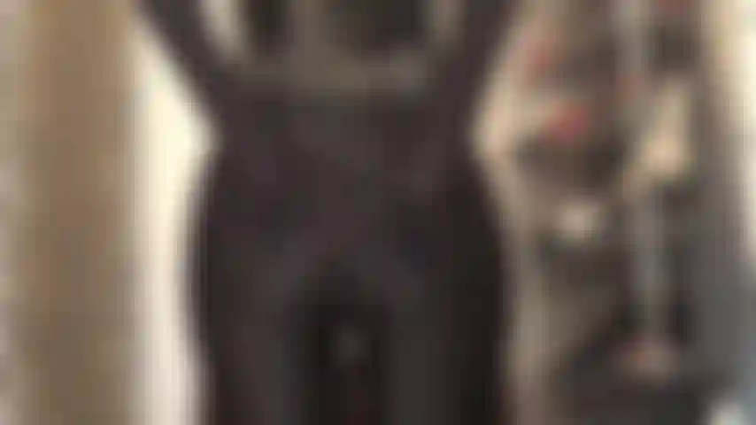 Uso calças justas de spandex e luvas, adoro bundas e adoro tatuagens no abdômen da minha amante.