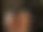 Admiro a maravilhosa bunda redonda da minha amante em shorts de vinil apertados e meia-calça brilhante.