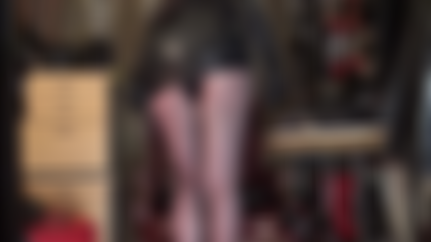 Que adora bundas e usa um par muito especial de meia-calça preta transparente com costuras intrincadas nas nádegas e na parte de trás das pernas.