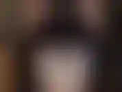 Ajoelhe-se atrás de mim em adoração às minhas pernas de náilon e à minha bunda perfeita, vestidas com várias camadas de meia-calça e meias. Beije-as. Observe-me abaixar lentamente essas camadas de náilon...