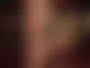 Uma visão de perto da rainha balançando fazendo uma brincadeira sexy de sapatos com meia-calça brilhante e saltos plataforma nude. ( Baixa).