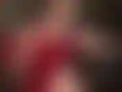 A senhora vivian faz uma punheta usando luvas longas de lycra vermelhas.