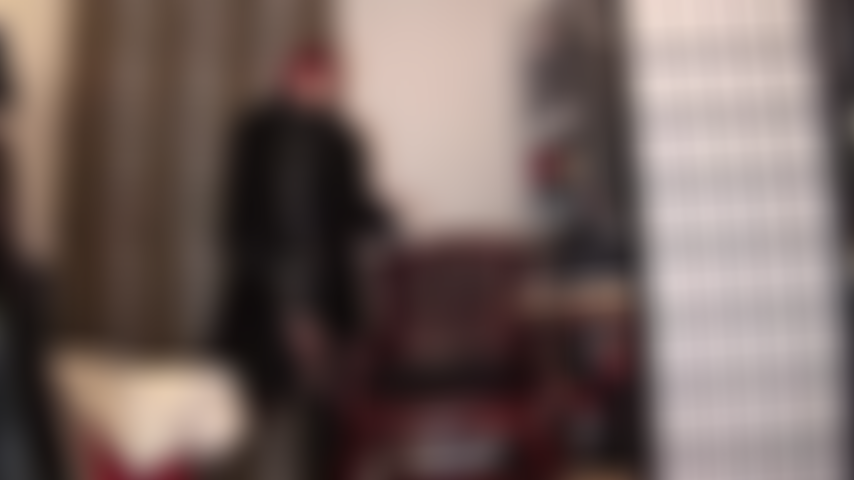 Amante de peles - aqui está uma mistura maravilhosa de tecidos, a senhora vestida toda de preto, vestido de pvc brilhante, luvas de couro e casaco longo de pele, pernas em meia-calça preta e botas até o joelho.