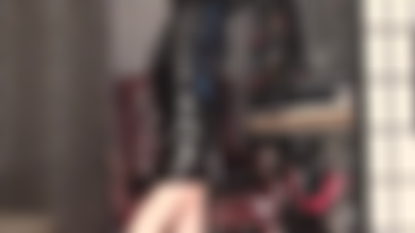 Que adora couro envernizado brilhante - saia lápis preta e luvas de vinil combinando.