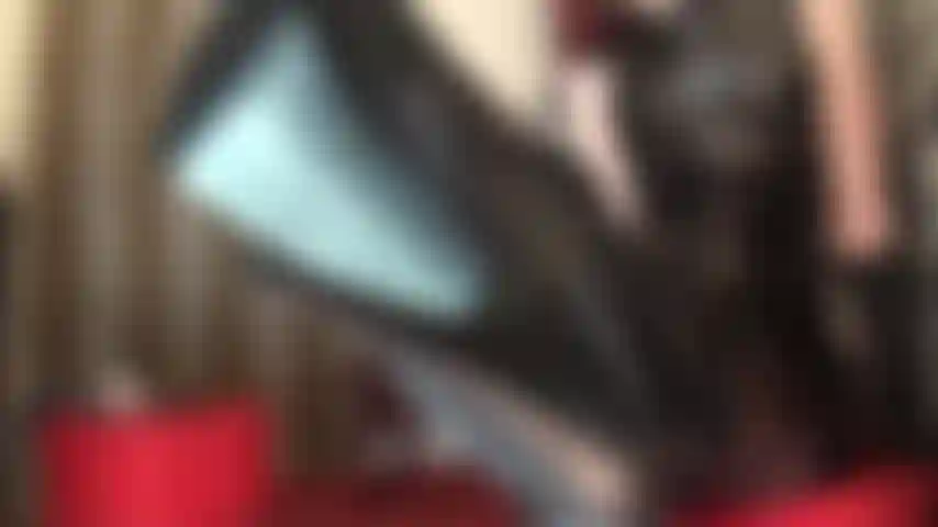 Amante de botas de couro - o coração do seu submisso de couro bate um pouco mais rápido enquanto a amante exibe sua coleção de botas de couro até o joelho, acima do joelho e de couro envernizado, finalizando você com suas mãos enluvadas de couro em seu pau.