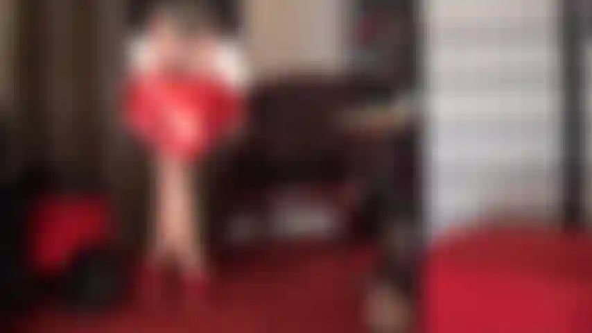 Que adora pernas e bundas - shorts metálicos vermelhos provocantes em meias-calças douradas brilhantes e camadas de náilon preto com costura, saltos e botas.