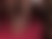 Uma provocadora de fetiche por pés sexy com sapatos de salto alto de metal vermelho, meia-calça preta e um vibrador no meio para uma punheta quente.