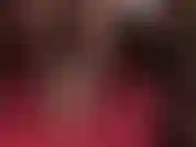 Uma provocadora de fetiche por pés sexy com sapatos de salto alto de metal vermelho, meia-calça preta e um vibrador no meio para uma punheta quente.