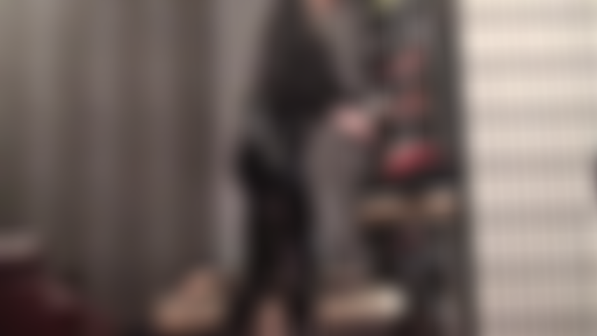 Luvas de látex vermelhas, leggings de pvc pretas e dois paus para ordenhar.