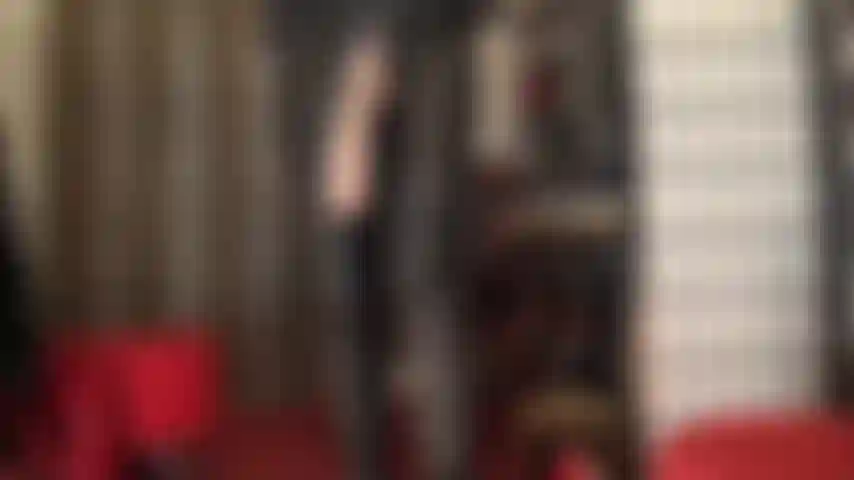 Vestida em couro preto, sabendo que seu enorme e carnudo pau é sua maior fraqueza, esse pau branco e gordo é seu para adorar enquanto a amante o acaricia e enfia em você, adoração de bunda, língua e provocação de decote incluídas.