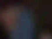 A senhora brinca com luvas médicas.