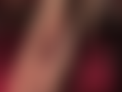 Vestindo meia-calça preta transparente e calças pretas, provocando em close com solas e dedos de náilon macios e sensuais.