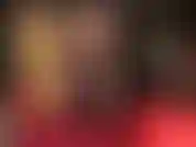 À medida que a saia semitransparente sobe lentamente, as maravilhosas camadas de meia-calça e meias brilhantes são reveladas. Adoro lindas meias de renda branca por baixo de meias-calças marrons brilhantes.