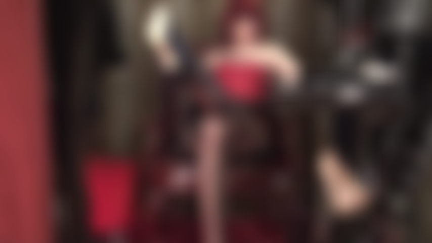 Conheço suas fraquezas... Meia-calça preta macia e sedosa, luvas compridas, scarpins pretos brilhantes e shorts curtos que vão acabar com você. Hipnose sexy e controle da respiração por meio de facesitting.