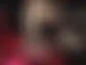 Mistress provoca agachando-se em seu rosto com meia-calça, calcinha alta e costas sensuais em vestido rendado.