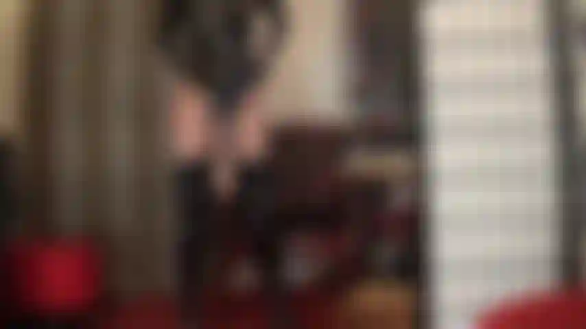 Com uma bunda gostosa e um pau grande e carnudo - a cinta grossa da amante parece extra deliciosa quando apresentada com a amante vestindo uma roupa sexy de pvc, meia-calça bege brilhante e botas de verniz extra longas.