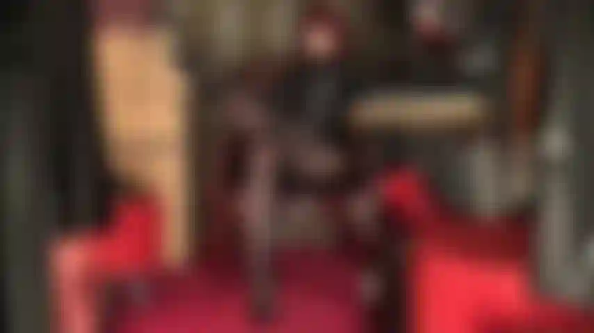 Hipnotizada pelas pernas de meia-calça da deusa - um salto brilhante que se move lentamente, pernas longas de náilon, vinil brilhante... Sua deusa conhece todas as suas fraquezas e as usa para controlar seu corpo e sua mente submissa.