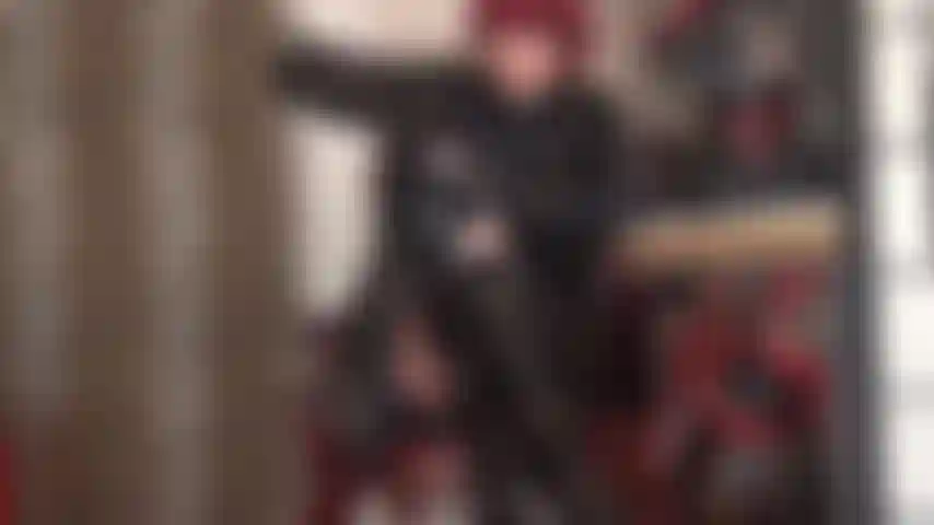 Punheta com luvas, com foco na cabeça sensível do pau. O pau do seu escravo mal aguenta o tratamento rude da patroa, mas ela sabe como evitar que você grite...