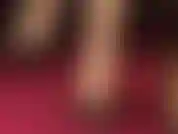 Um clipe raro dos dedos pintados da amante vivian em meia-calça nude transparente e peep toe.