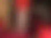 Provocadora, com pés e pernas de náilon em meia-calça listrada nude transparente.