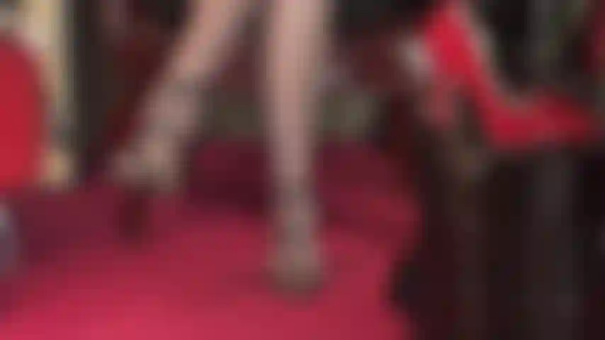 Amante de salto alto e pau - a patroa te convida a lamber o calcanhar dela - devagar e com calma, vamos lá, lamba... Agora chupe... Igual a um pau. Quando você estiver pronto para mais, a patroa te dá seu pauzão gostoso.