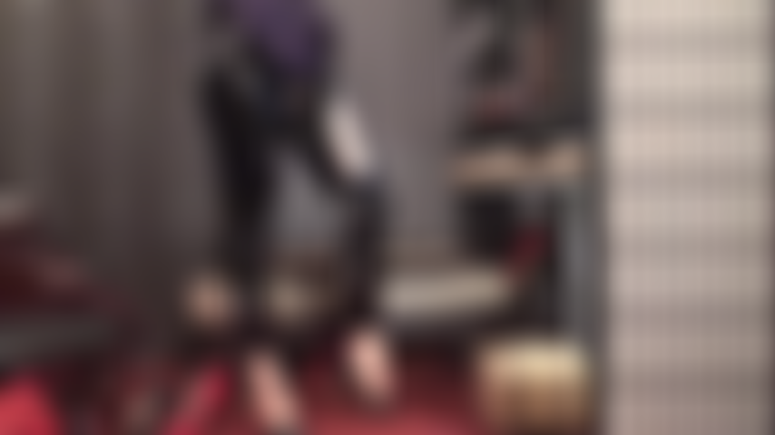 Dominadora de cintas e adoradora de bundas em leggings pretas de pvc - a amante enfia seu pau grosso coberto de náilon em seus buracos.