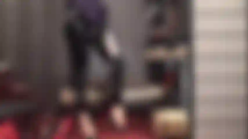 Dominadora de cintas e adoradora de bundas em leggings pretas de pvc - a amante enfia seu pau grosso coberto de náilon em seus buracos.