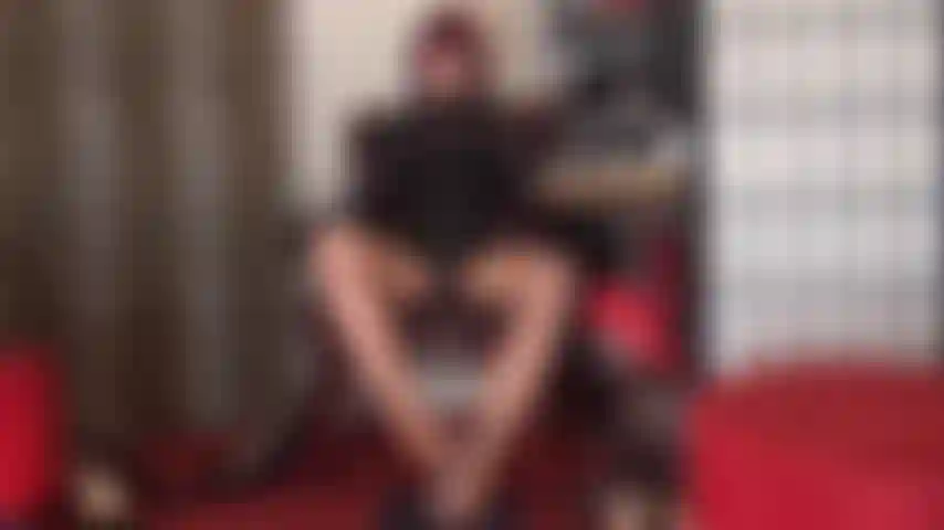 Faço footjob de meia-calça bagunçada com vibrador coberto de cuspe e pés de náilon.