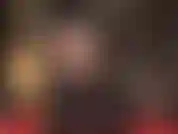 Incentivo para masturbação sexy de uma amante em couro e meia-calça estampada com ligas.