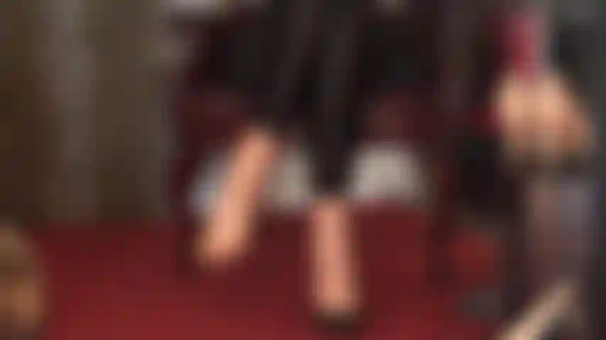 Com meia-calça bronzeada sexy e leggings provocantes.