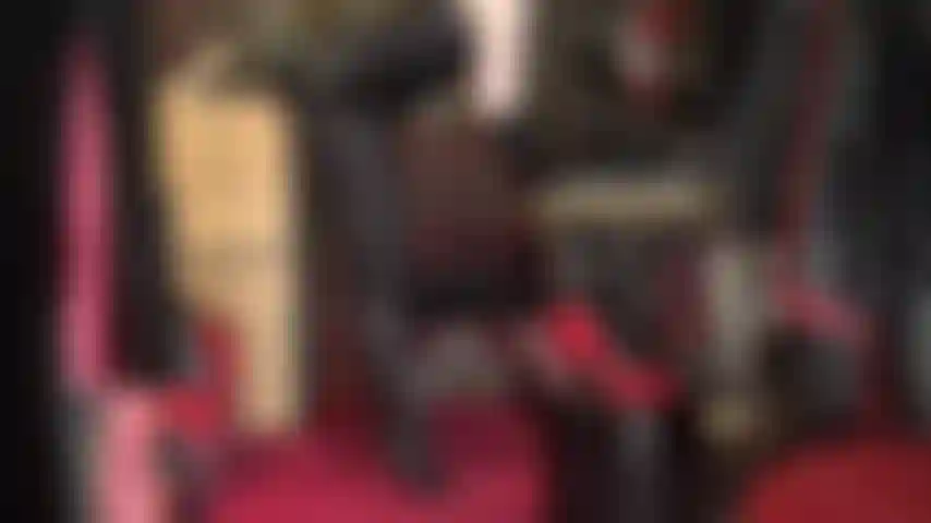 Meia-calça opaca wolford - que par incrível de meia-calça preta com costura. Adore minhas solas de náilon macias e minha bunda perfeita, antes que eu exija que você enfie seu pau de escravo nas minhas sandálias vermelhas de salto agulha.