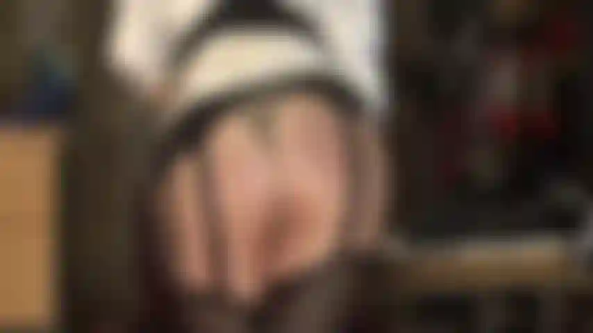 Com bunda e pés em meias e ligas brilhantes sobre meia-calça nude - a amante está vestida com uma roupa sexy de cetim com ligas de 12 tiras e meias de náilon, provocando com sua bunda e pés fantásticos.