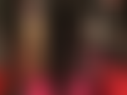 A senhora esfrega seu pau em suas botas e luvas de couro preto e sexy.